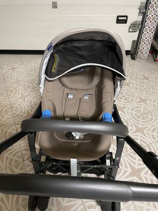 Coche,maxicosi y silla de paseo de la marca chicco
