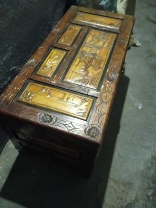baúl antiguo de madera tallado
