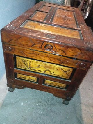 baúl antiguo de madera tallado