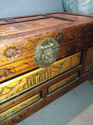 baúl antiguo de madera tallado