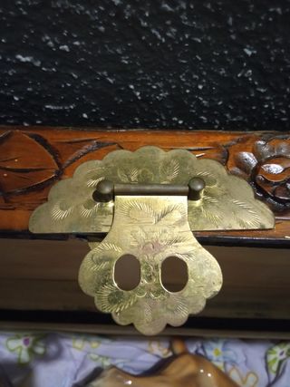 baúl antiguo de madera tallado