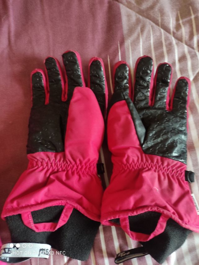 se venden pantalónes y guantes de esquí