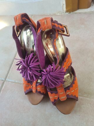 Tacchi alti multicolor con frange in pelle