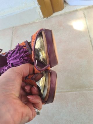 Tacchi alti multicolor con frange in pelle