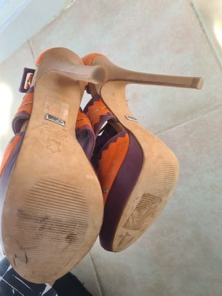 Tacchi alti multicolor con frange in pelle