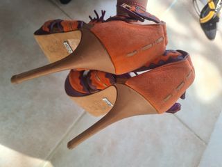 Tacchi alti multicolor con frange in pelle