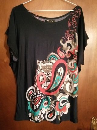 Blusón azul marino estampado.