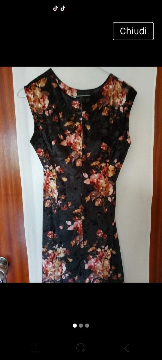 vestito da donna in ciniglia nero a fiori.