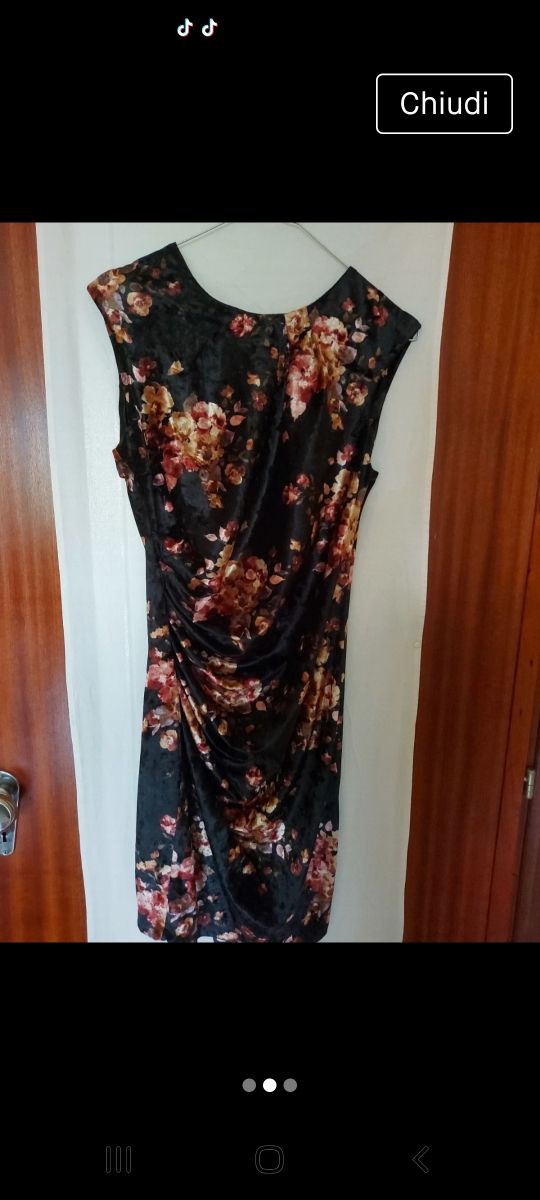 vestito da donna in ciniglia nero a fiori.