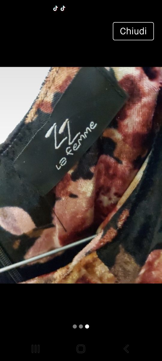 vestito da donna in ciniglia nero a fiori.