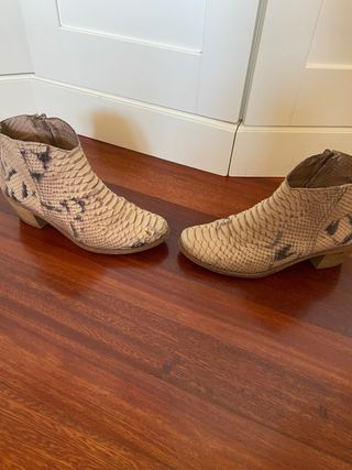 Botines piel de serpiente 