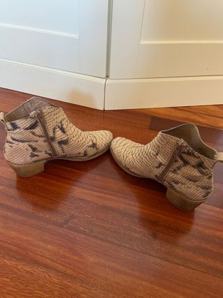 Botines piel de serpiente 