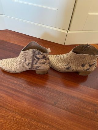 Botines piel de serpiente 