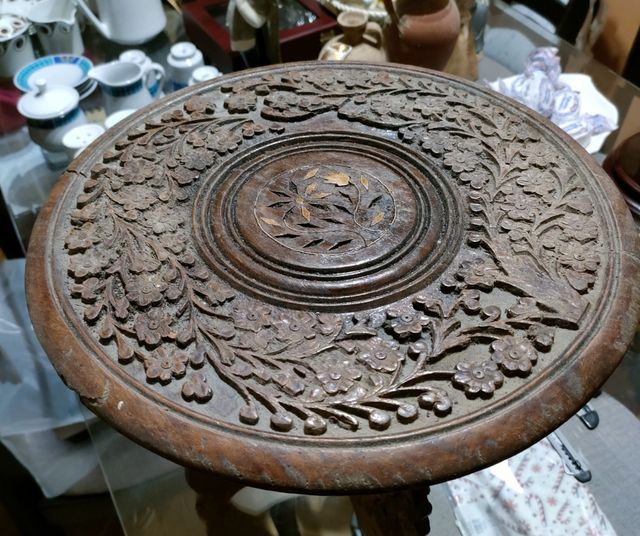 Mesitas talladas a mano