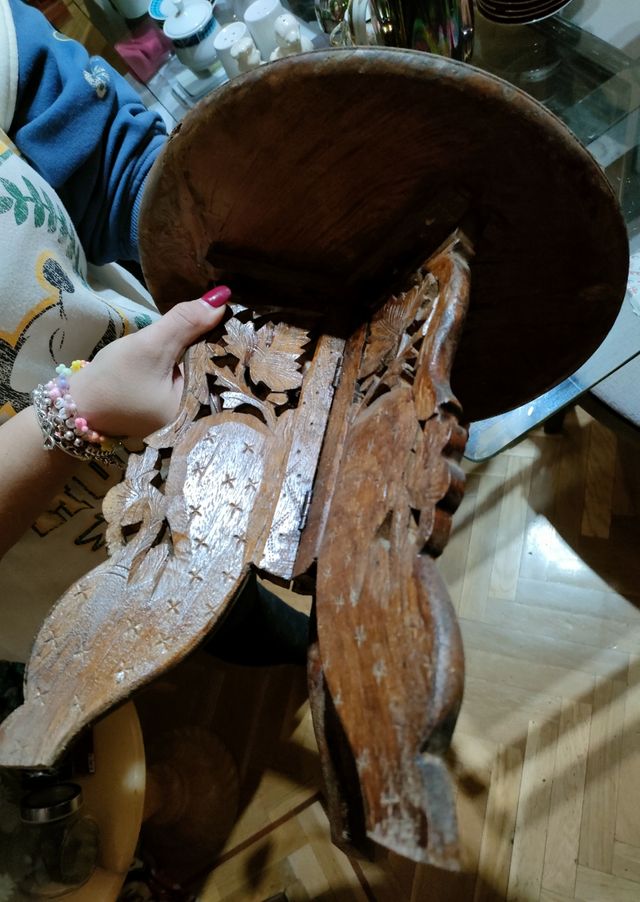 Mesitas talladas a mano