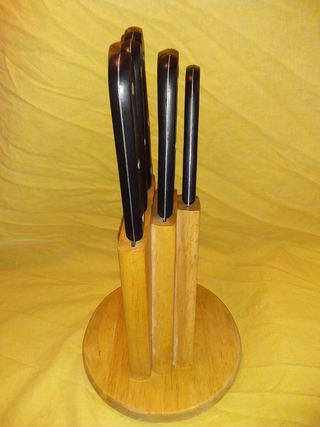 Ceppo in legno con 6 coltelli.