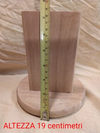 Ceppo in legno con 6 coltelli.