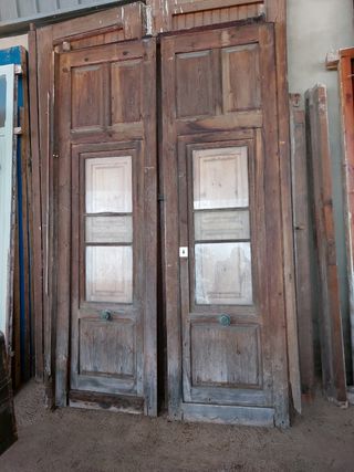 Puerta grande de madera