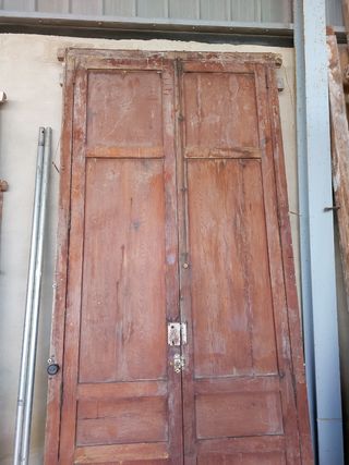 Puerta de madera de dos hojas