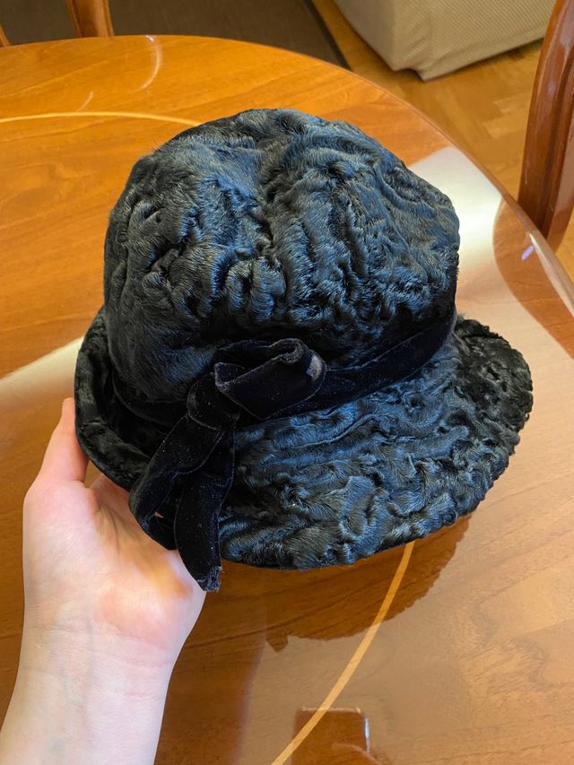 Cappello in Astrakan nero