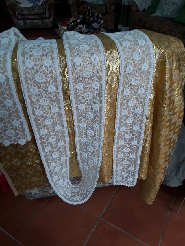 RENDA BORDADA COM RELEVO NOS DOIS LADOS