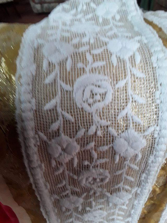 RENDA BORDADA COM RELEVO NOS DOIS LADOS