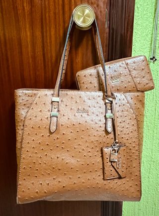 Bolso Guess marrón con cartera a juego