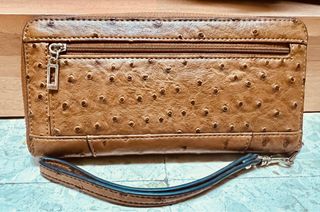 Bolso Guess marrón con cartera a juego