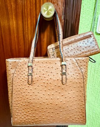 Bolso Guess marrón con cartera a juego