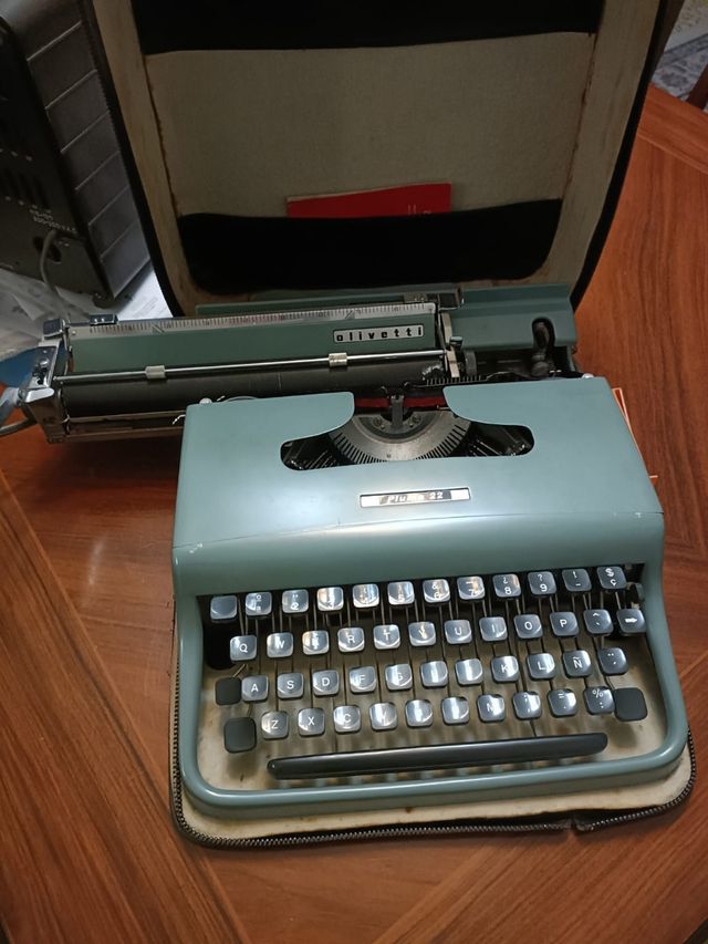 Maquina de Escribir Olivetti pluma 22