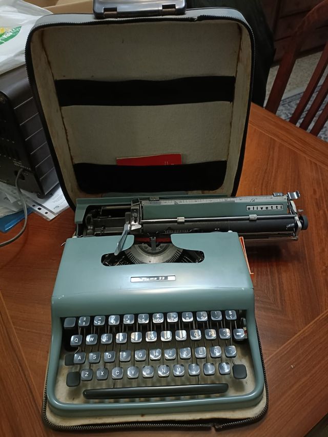 Maquina de Escribir Olivetti pluma 22