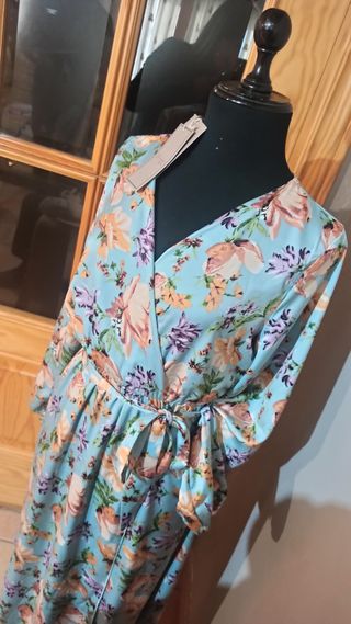Vestido floral azul, invitada 