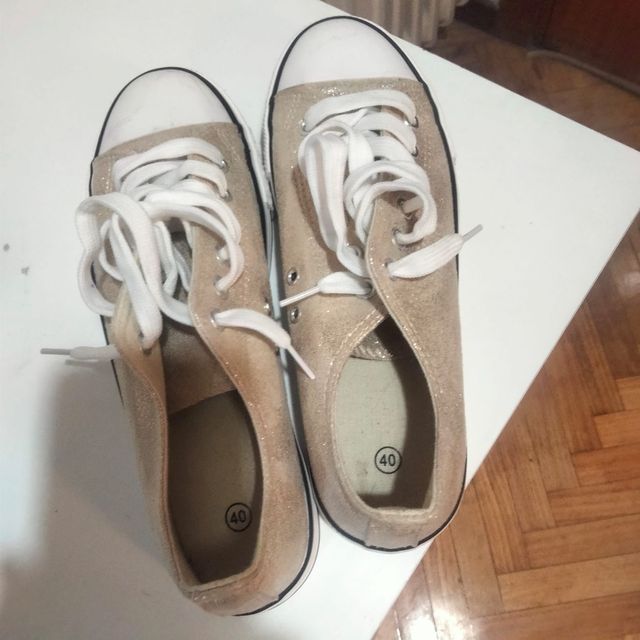 Zapatillas doradas tipo all star