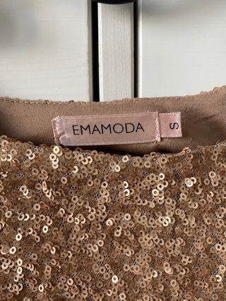 Vestido lentejuelas dorado con espalda en corazón 