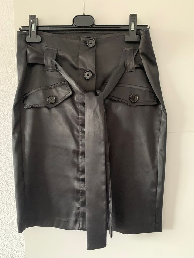 Falda color negro acabado satén