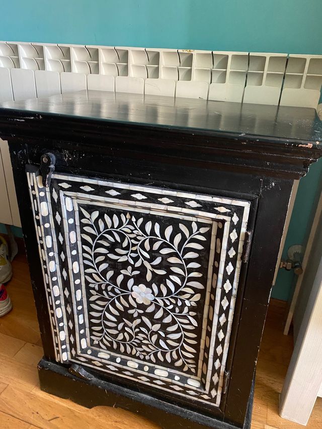 Mesita. De noche. Antiguas más de 100. Años