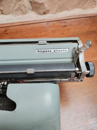 Antigua máquina de escribir Hispano Olivetti.
