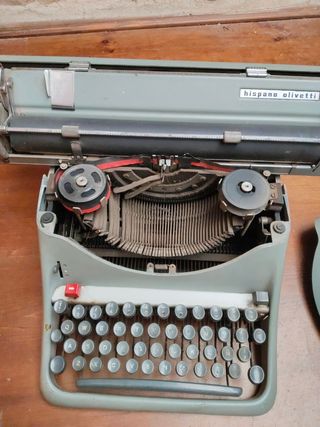 Antigua máquina de escribir Hispano Olivetti.