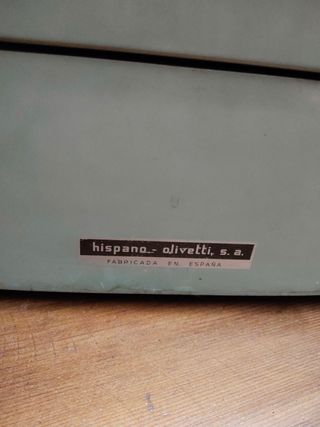 Antigua máquina de escribir Hispano Olivetti.