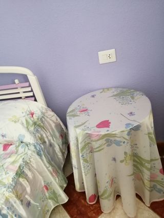 Edredón y mesa con faldon