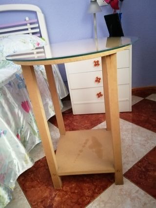 Edredón y mesa con faldon