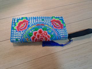 Cartera de mano bordada