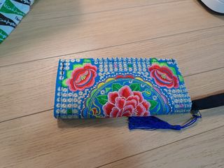 Cartera de mano bordada