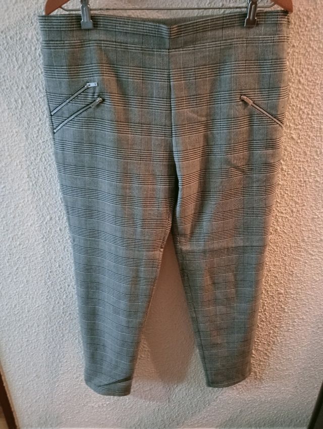 Pantalón pata de gallo con varias cremalleras.