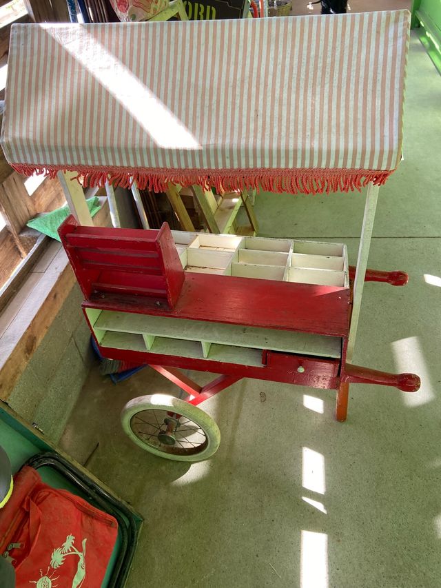 Antiguo mercado madera ruedas grande goma dura