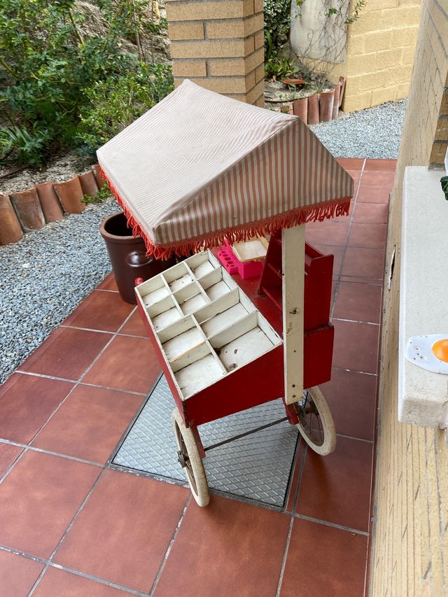 Antiguo mercado madera ruedas grande goma dura