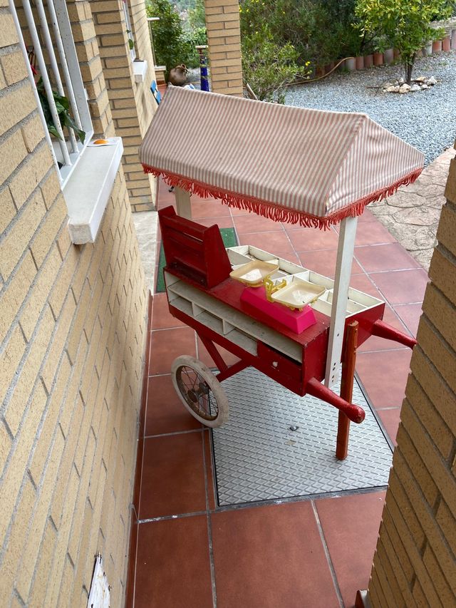 Antiguo mercado madera ruedas grande goma dura