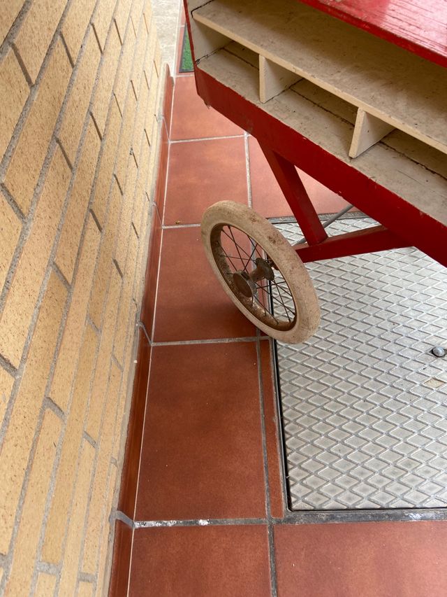 Antiguo mercado madera ruedas grande goma dura