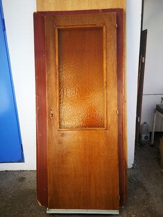 Puerta de madera rústica de pino