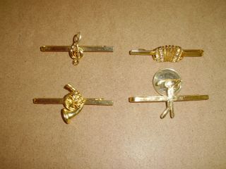 Lote de 4  sujetacorbatas dorados